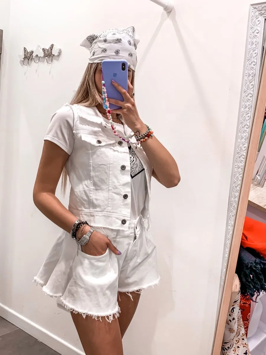 Gilet bianco di jeans sfrangiato