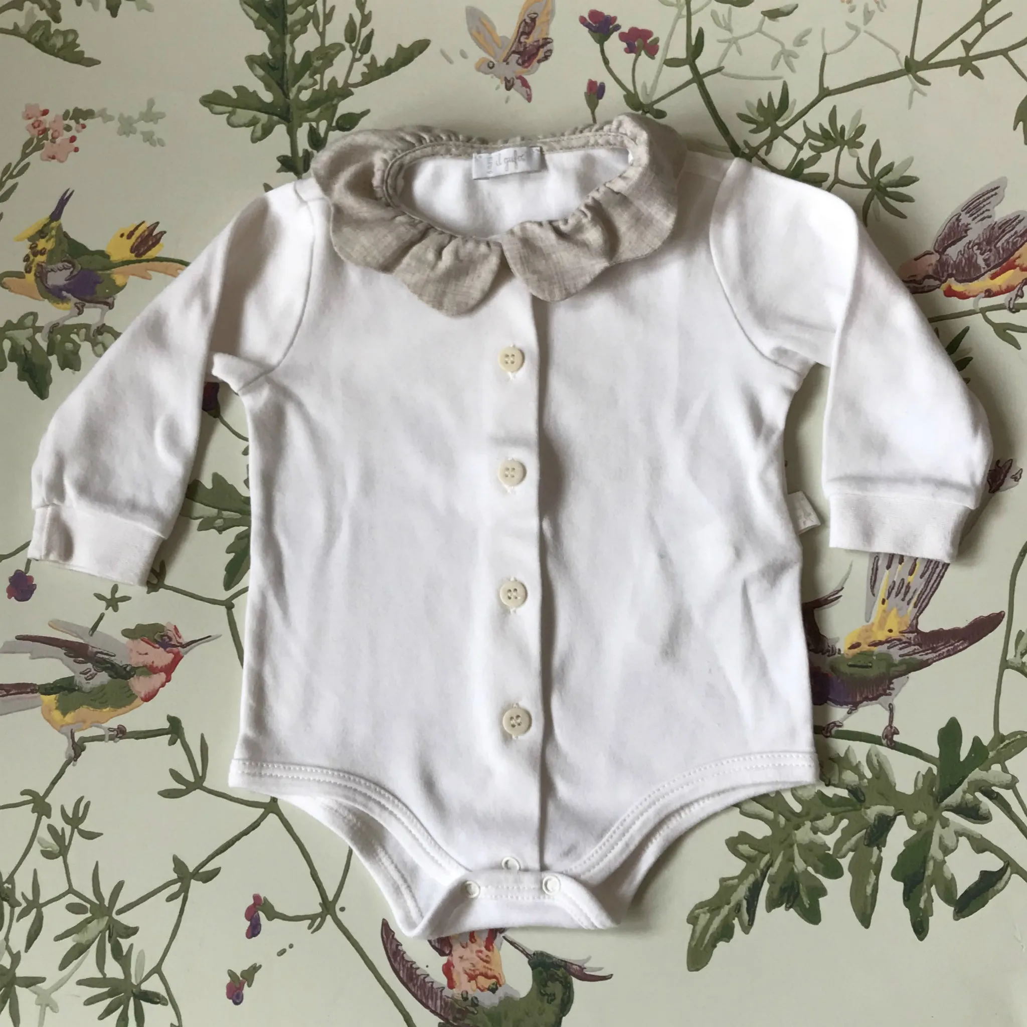 Il Gufo White Cotton Bodysuit With Oatmeal Frill Collar