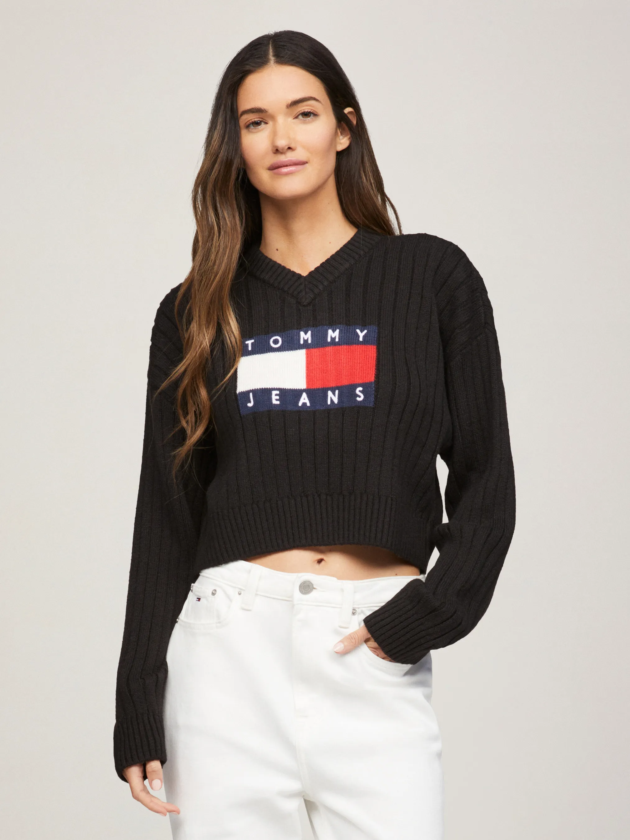 Tommy Flag V-Neck Cropped Jumper | Knitwear | Tommy Jeans