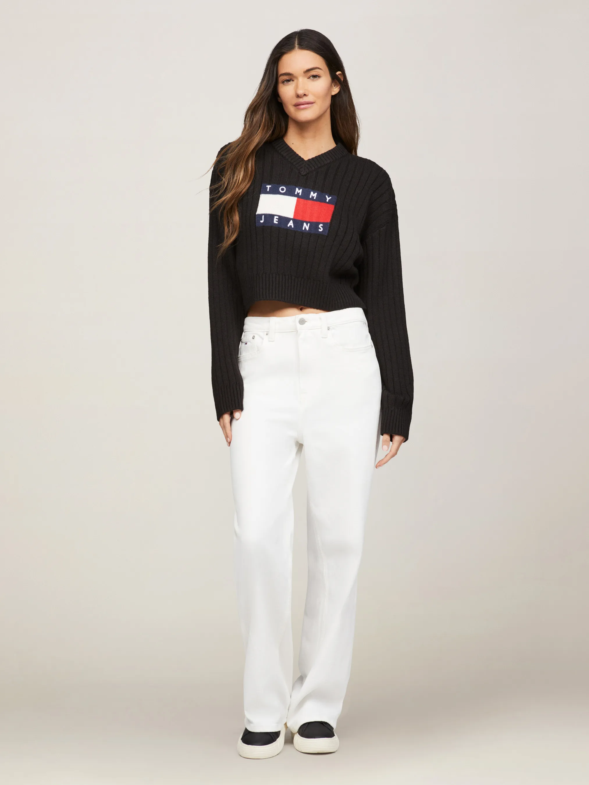 Tommy Flag V-Neck Cropped Jumper | Knitwear | Tommy Jeans