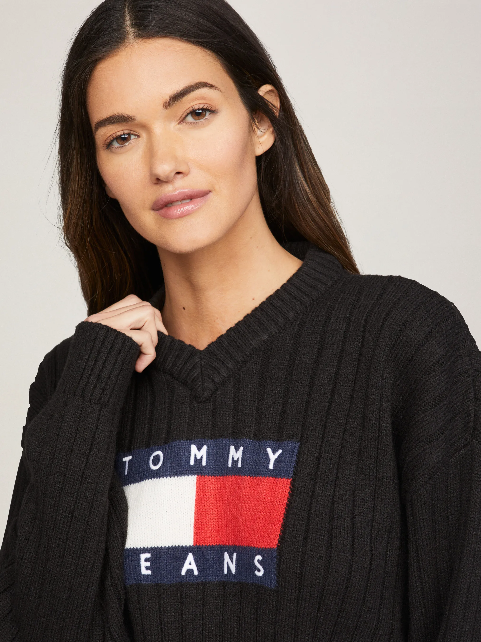 Tommy Flag V-Neck Cropped Jumper | Knitwear | Tommy Jeans